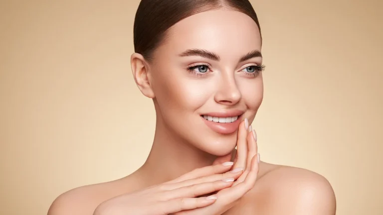 Une femme souriante appliquant sa BB Crème pour sa routine de maquillage naturel Mihi Care express en 5 minutes.